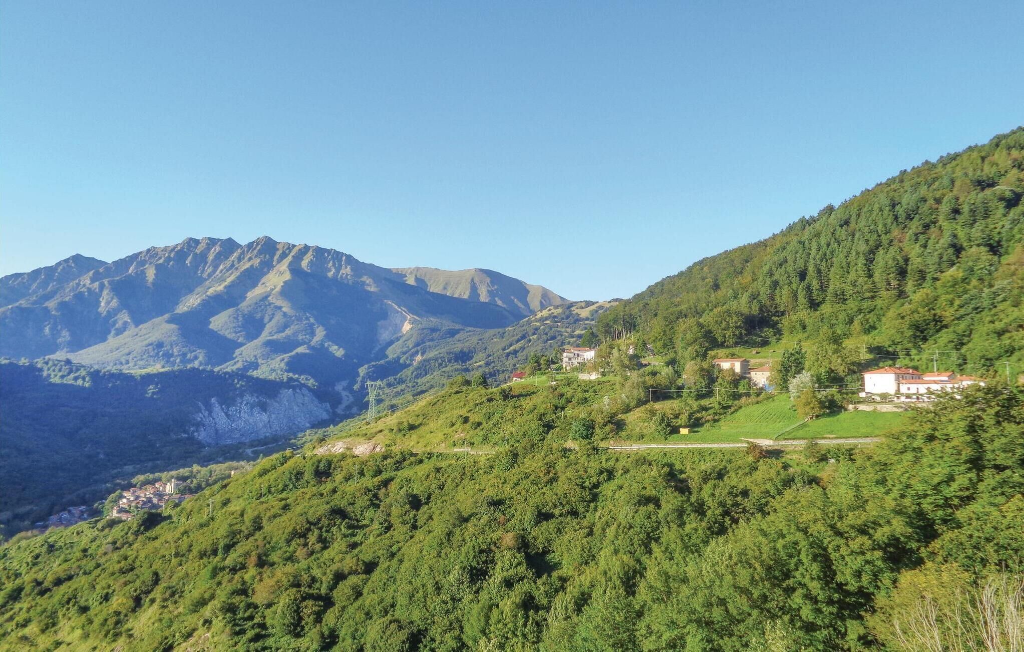 Un paysage montagneux avec un petit village niché au creux des collines.