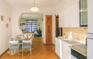 Fridge, stovetop, coffee/tea maker - Awesome home in Montignoso -MS- (Montignoso -MS-)