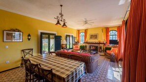 TV, fireplace, books, music library - Ideal villa for family rest, visit Seville and Andalusia. (Sanlúcar la Mayor)