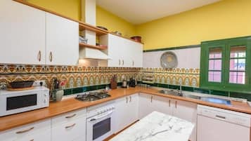 Fridge, microwave, stovetop, dishwasher