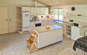 Køleskab, kogeplade, opvaskemaskine, kaffe-/temaskine