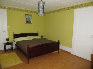 5 Schlafzimmer, Schreibtisch, Bügeleisen/Bügelbrett, Reisekinderbett