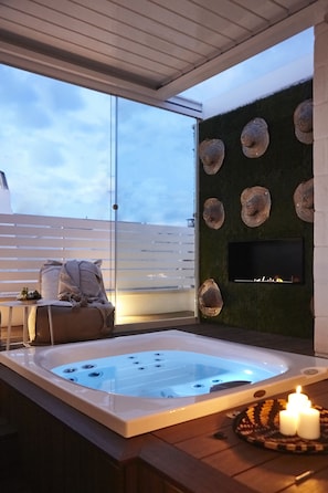 Suite, Hot Tub, City View | Private spa tub