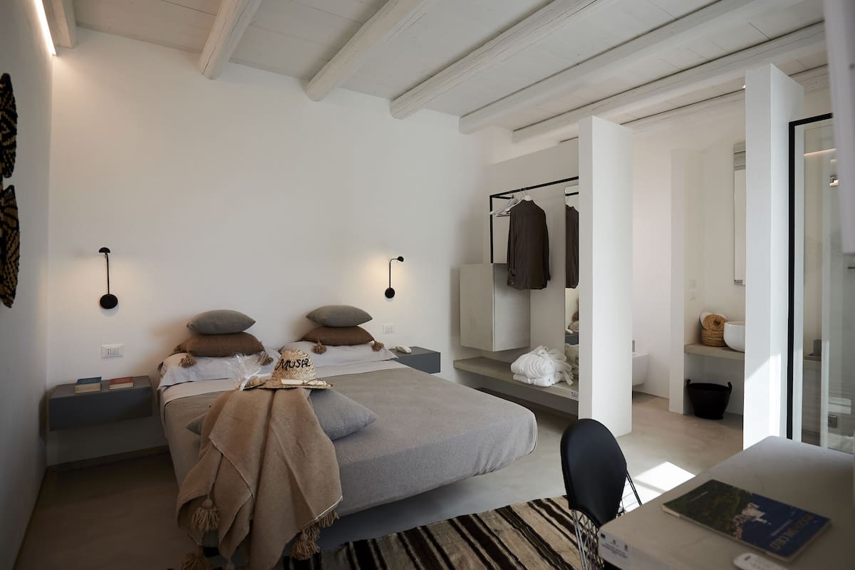 Suite, bañera de hidromasaje, vistas a la ciudad | 1 dormitorio, sábanas italianas Frette, ropa de cama de alta calidad