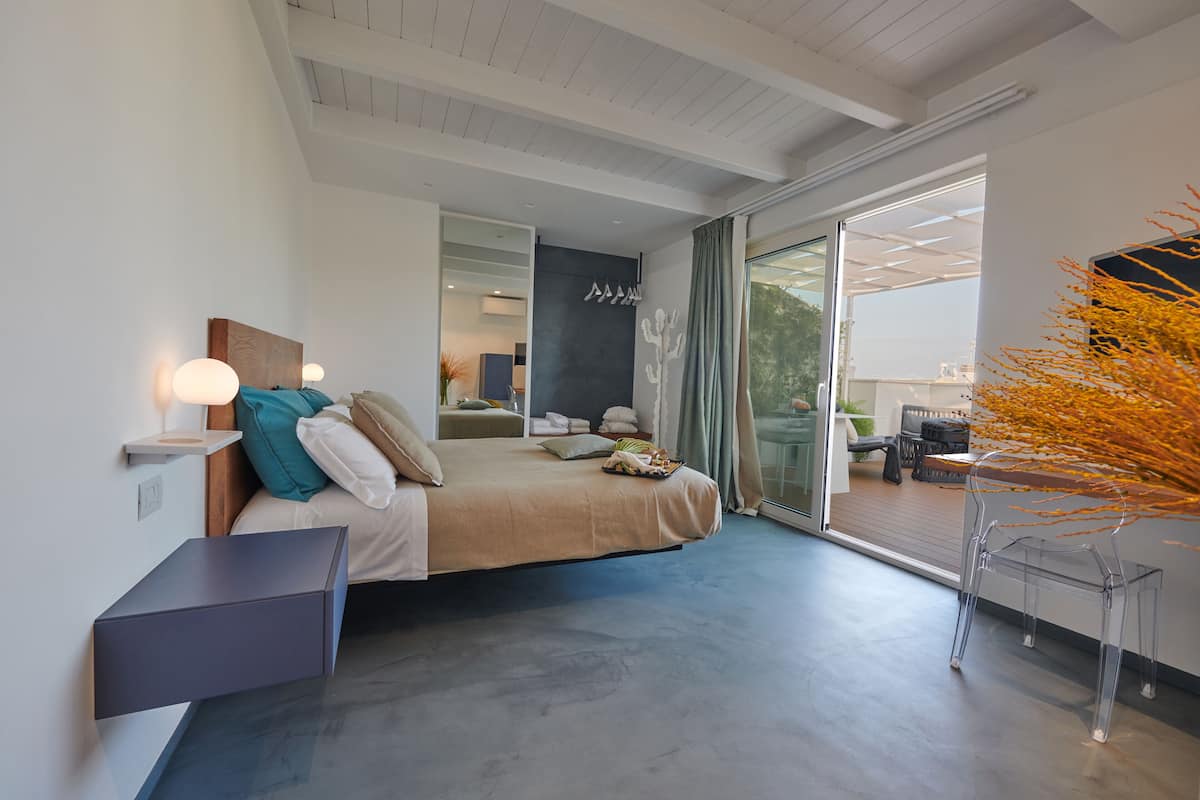 Ático superior, 2 habitaciones, bañera de hidromasaje | 1 dormitorio, sábanas italianas Frette, ropa de cama de alta calidad