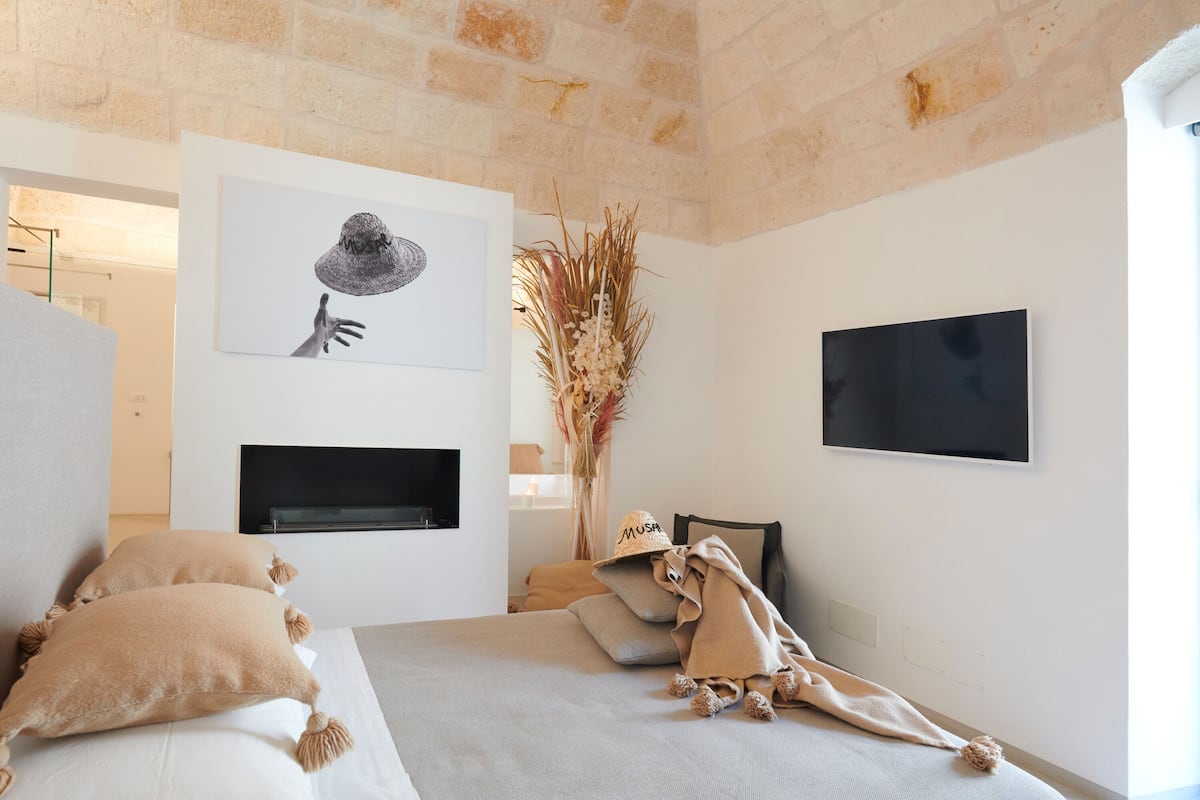 Suite Deluxe, bañera de hidromasaje, vistas a la ciudad | 1 dormitorio, sábanas italianas Frette, ropa de cama de alta calidad