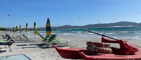 Plage, chaises longues, serviettes de plage