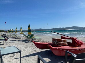 På stranden, solstolar och strandhanddukar
