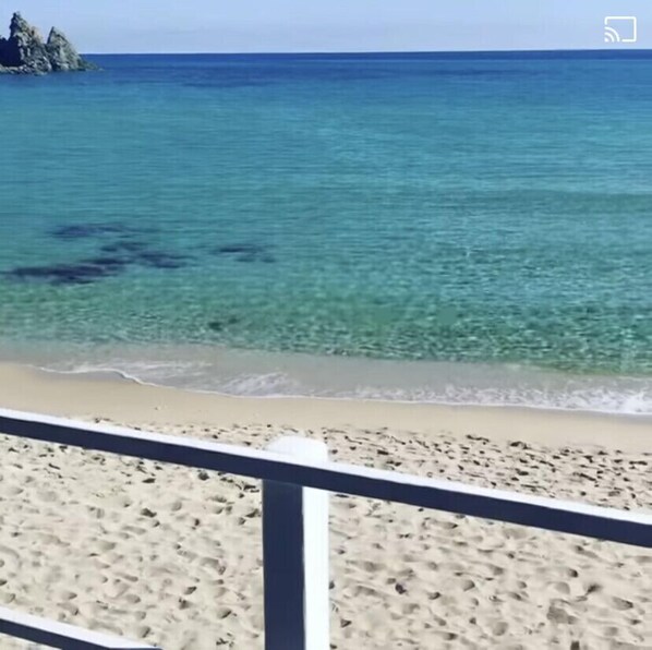 Plage, chaises longues, serviettes de plage