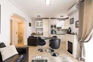 Smart TV, fireplace, stereo