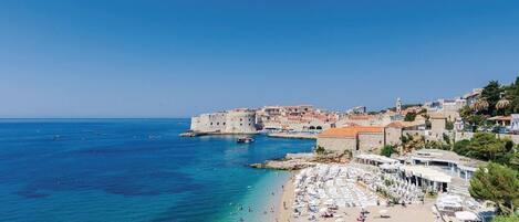 Chaises longues, serviettes de plage