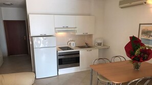 Kjøleskap, mikrobølgeovn, ovn og kaffetrakter/tekoker