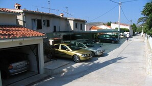 Eine Wohnstraße mit parkenden Autos und Häusern.