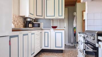 Refrigerador, parrilla de estufa y cafetera y tetera