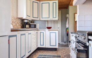 Kühlschrank, Mikrowelle, Herdplatte, Wasserkocher mit Kaffee-/Teezubehör