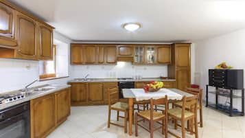Fridge, stovetop, coffee/tea maker