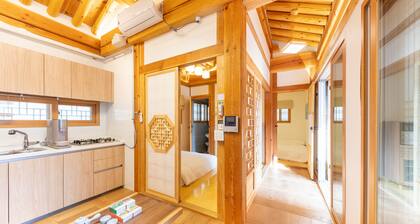 NEU Wunderschönes koreanisches HANOK vom Palace 5BR + 4BTH