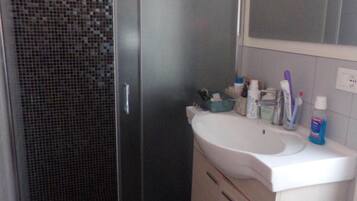 Doccia, asciugacapelli, bidet, asciugamani