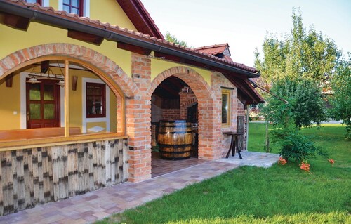 Lovely home in Gradac with WiFi