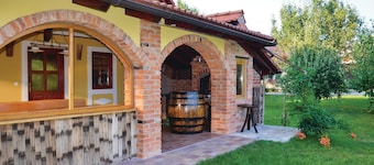 Lovely home in Gradac with WiFi