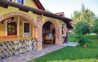 Lovely home in Gradac with WiFi