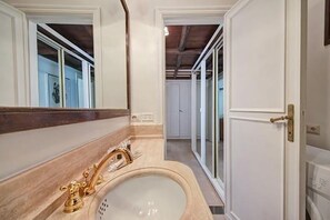 Douche, sèche-cheveux, bidet, serviettes fournies