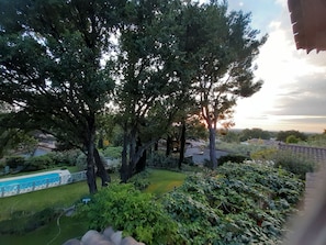 Property grounds - At the foot of the Luberon, charming house, very quiet  near village center. (Robion)