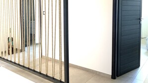 A room with a sliding door and a rope barrier. - Pool Villa Near Beach (Agde)