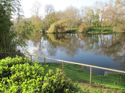 Gîte 2 étoiles au bord de la rivière cloturée.