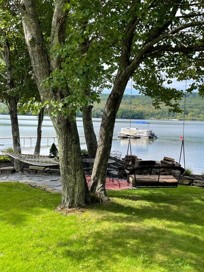 Lakefront Cozy Cottage 