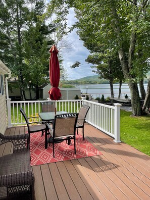 Outdoor dining - Lakefront Cozy Cottage  (Rockport)