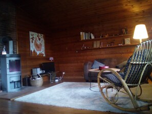 TV, livros, aparelho de som