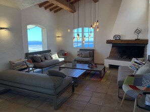 Älytelevisio, takka, pöytäjalkapallopöytä, kirjoja