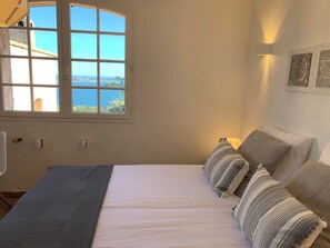 12 bedrooms, iron/ironing board, free WiFi, bed sheets - Propriété des Cistes-Magnifique vue Mer îles d'Hyères 180°- Piscine 6*12m (Hyères)