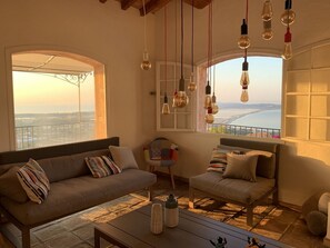 Älytelevisio, takka, pöytäjalkapallopöytä, kirjoja