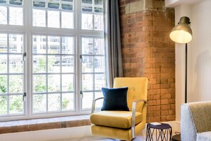 Interior - Cocoa Suites 26 - 1 bedroom with parking included (York)