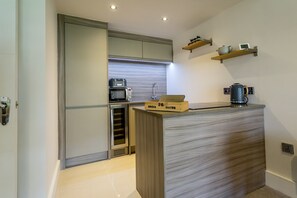 Frigorífico, microondas, horno y placa de cocina