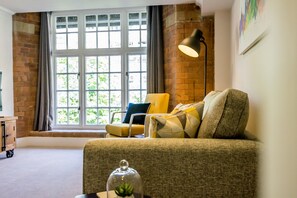 Living area - Cocoa Suites 26 - 1 bedroom with parking included (York)