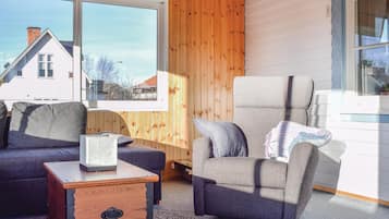 Smart-tv, eldstad, en tv-spelskonsol och bordsfotboll