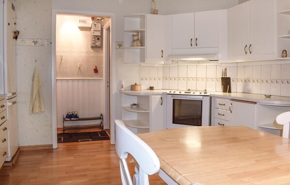 Réfrigérateur, micro-ondes, plaque de cuisson, lave-vaisselle