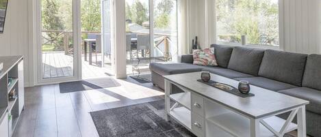 Smart-TV, Kamin, Videospielkonsole, Tischfußball
