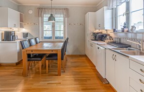Fridge, microwave, stovetop, dishwasher - Stunning home in Hultsfred with sauna (Hultsfred)