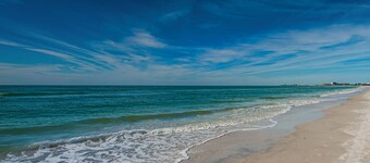 Casa de 6 habitaciones frente al mar con piscina privada