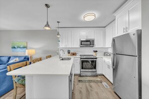 Réfrigérateur, four à micro-ondes, un four, surface de cuisson