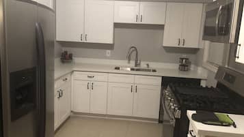 Een koelkast, een magnetron, een kookplaat, een vaatwasser