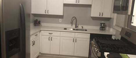 Fridge, microwave, stovetop, dishwasher