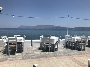 تناول الطعام بالخارج
