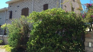 Un edificio a due piani con facciata in mattoni e numerose finestre.