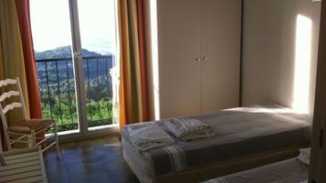 3 slaapkamers, een strijkplank/strijkijzer, wifi, beddengoed