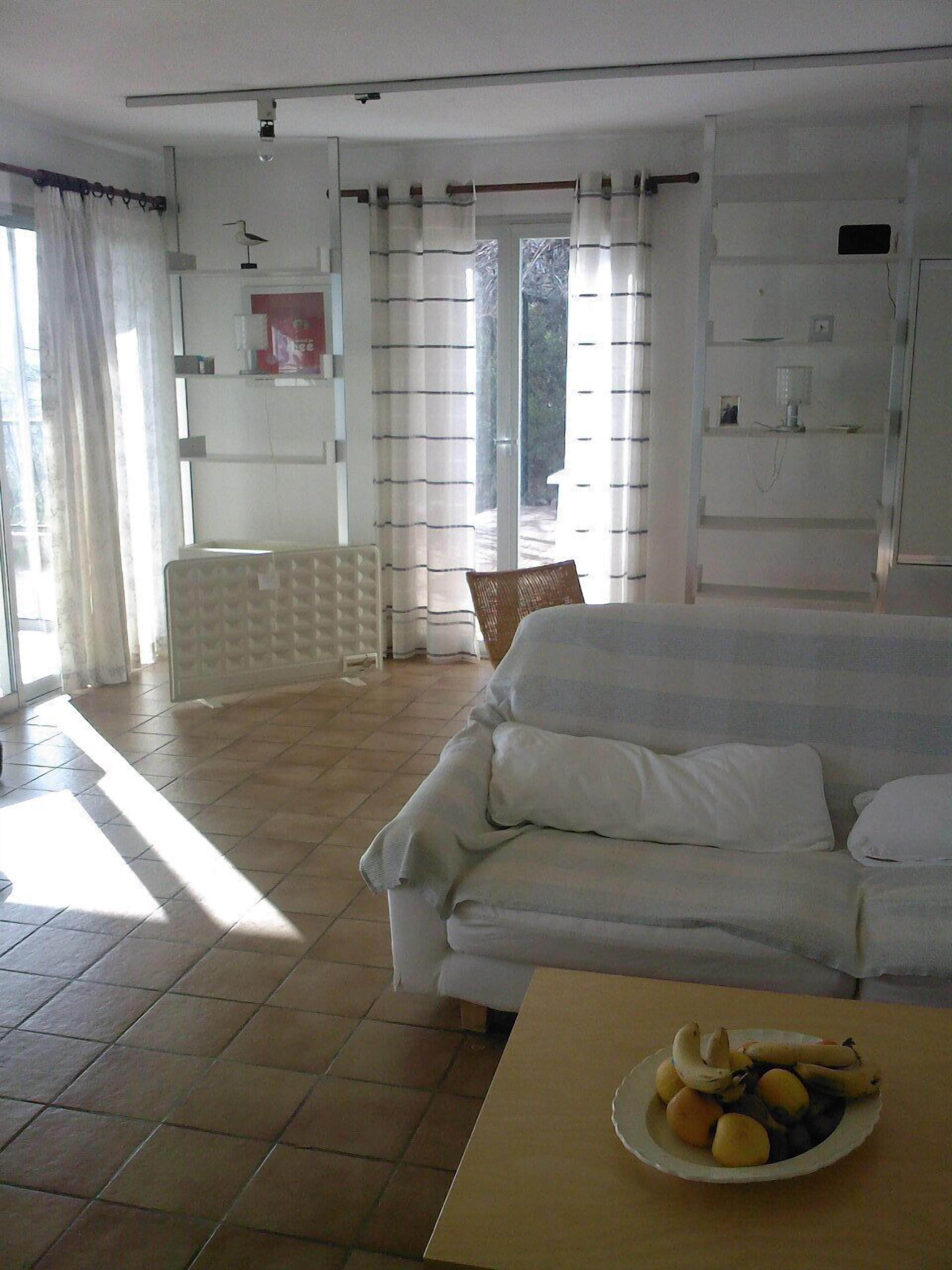 Télévision, lecteur de DVD, table de tennis de table, livres